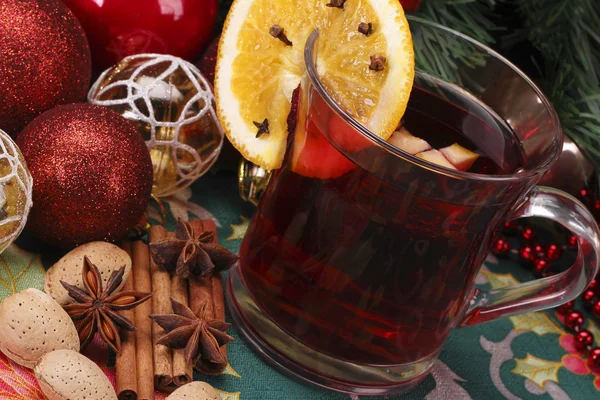 Karácsonyi és szolgálni egy finom forralt bor, dekoráció Stock Kép