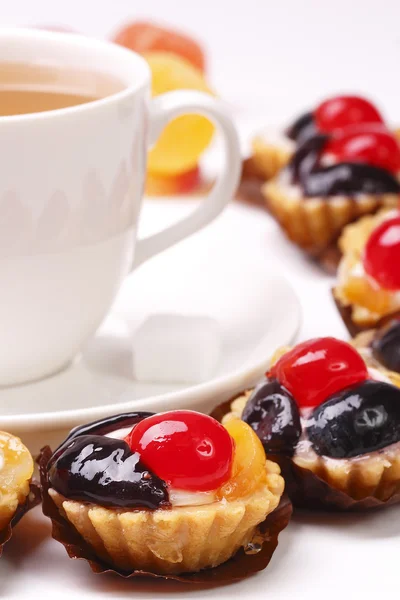 Tazza da tè e torta fruttata con biscotto — Foto Stock