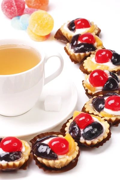 Taza de té y pastel afrutado con galletas — Foto de Stock