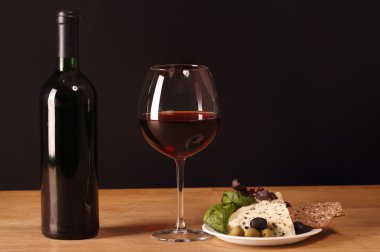 kırmızı şarap ve peynir aperatifler