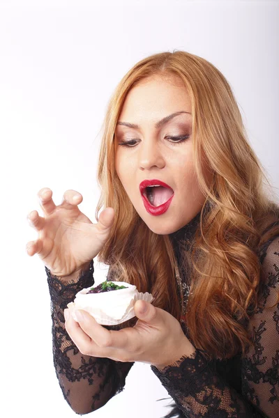 Gadis muda yang cantik makan kue dengan buah berry — Stok Foto