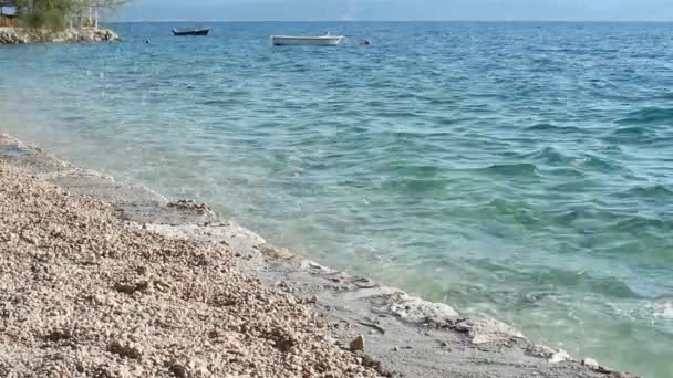 Adriatische Zee, strand in omis — Stockvideo