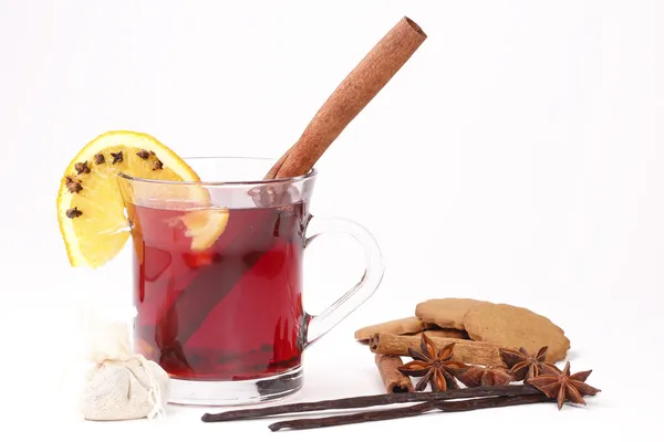 Glass of mulled wine with pepper cookies — Stock Photo, Image