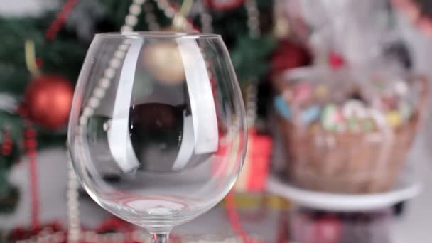 Rotwein wird in ein Glas gegossen — Stockvideo