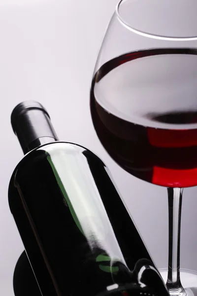 Copa de vino tinto y botella —  Fotos de Stock