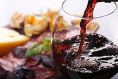 Wein in Glas gießen und Essen Hintergrund