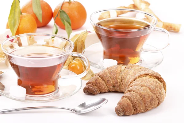 Desayuno con té, croissant y frutas — Foto de Stock