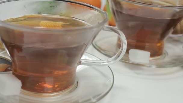 Xícara de chá preto e croissant — Vídeo de Stock