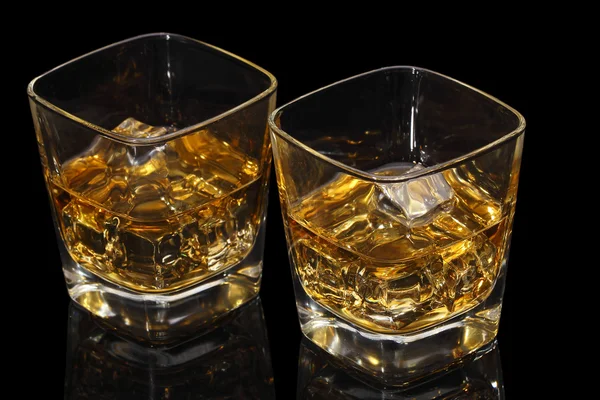 Dois copos de whisky — Fotografia de Stock