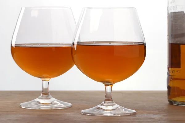 Zwei Glas mit Cognac — Stockfoto