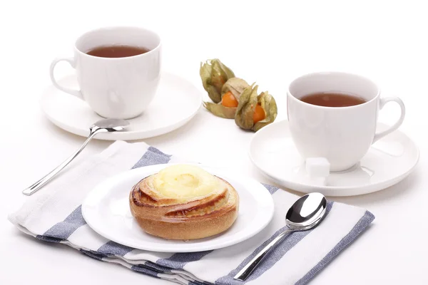 かわいいクリームパンと 2 つの茶碗 — ストック写真
