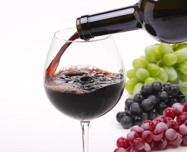Налейте вино в бокал — стоковое фото
