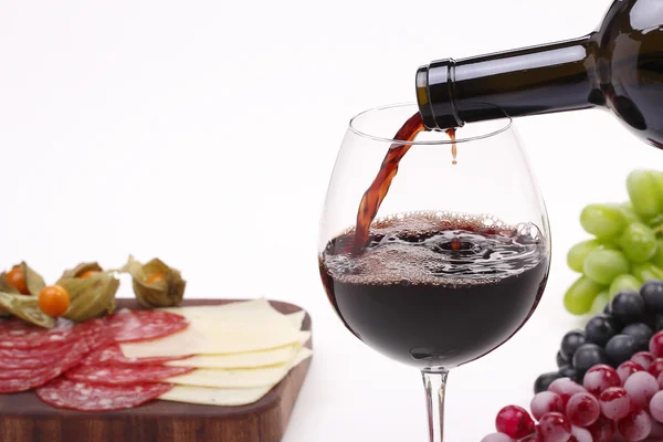 Despeje o vinho em um copo — Fotografia de Stock