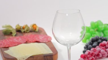 arka cam ve yiyecek şarap