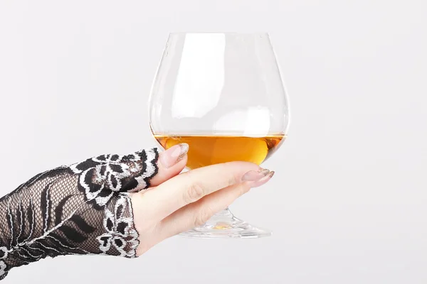 Ręka trzymać szkła z brandy — Zdjęcie stockowe