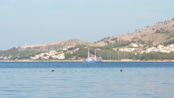 El barco flota en el mar — Vídeos de Stock