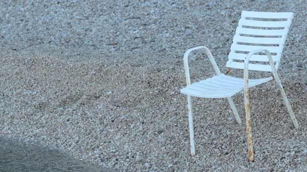 Empty chair on the beach — Stock Video