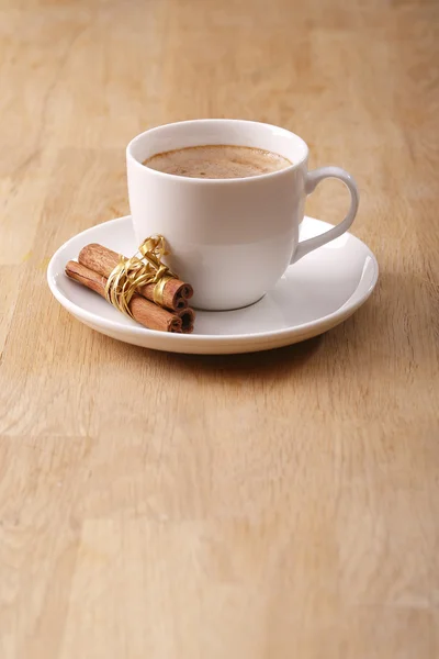 Šálek kávy na stole tha — Stock fotografie