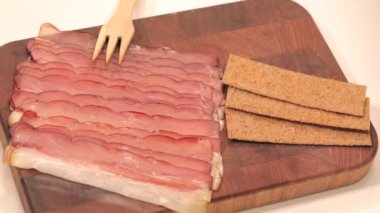 krem ve pastırmalı ekmek