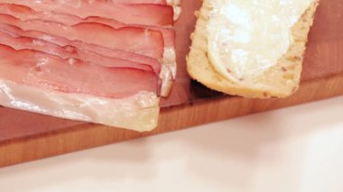 kahve, sandviç ve pastırma