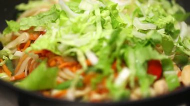 karışık sebzeli noodle yemek