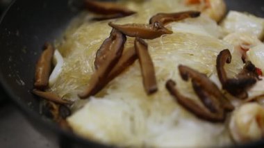 erişte ve deniz ürünleri yemek