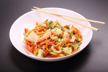 Deniz ürünleri ile sebze salatası