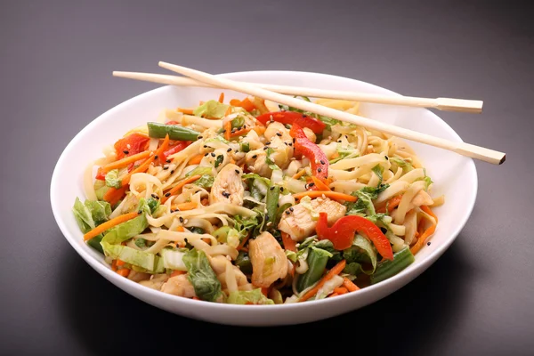 Noodles with vegetables and chicken — Stock Photo, Image