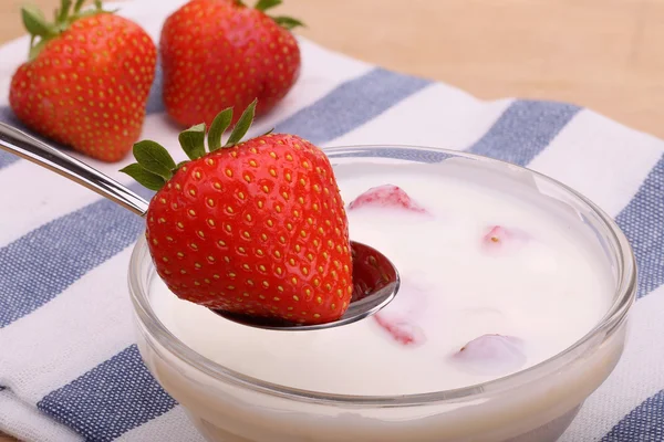 Клубника и йогурт в кружке — стоковое фото