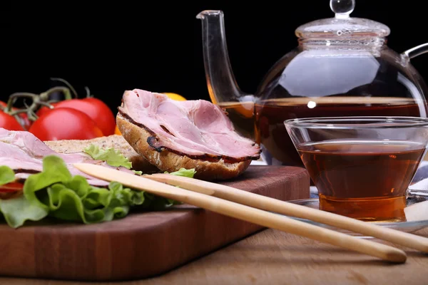 Sanduíche com bacon e café da manhã — Fotografia de Stock