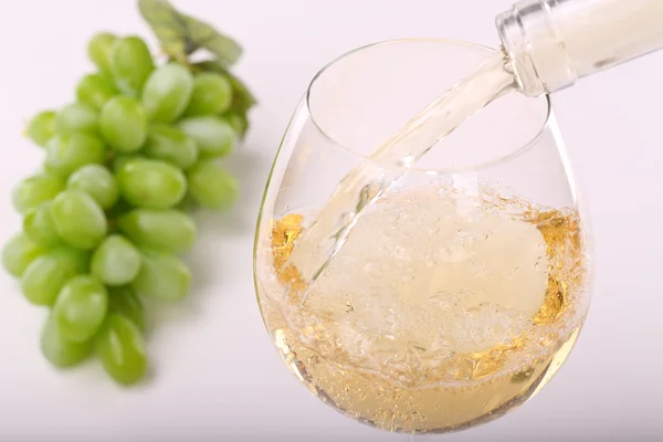 Pouring white wine — Stock Photo, Image