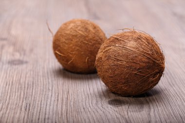 Masada iki Hindistan cevizi