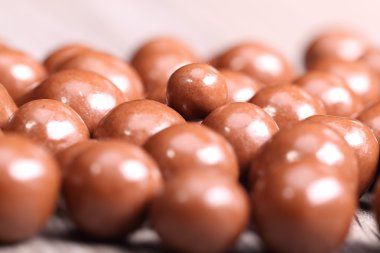 Masanın üzerine çikolata drazee