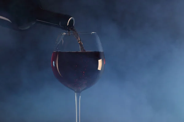 Verter vino tinto en una copa — Foto de Stock