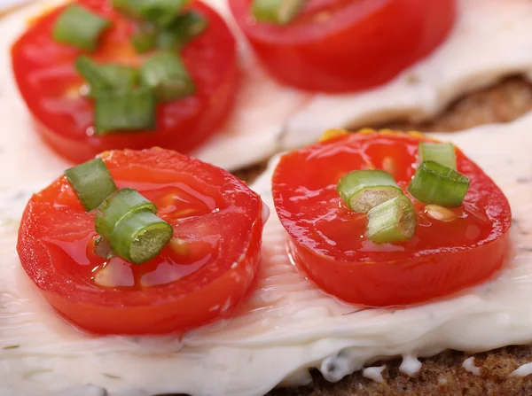 Pequeno canapé com tomate e cebola — Fotografia de Stock