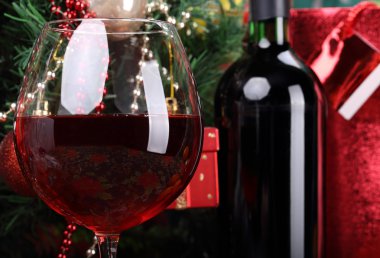 kırmızı şarap ve şişe