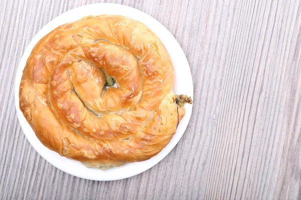 Petit pain sucré dans l'assiette — Photo