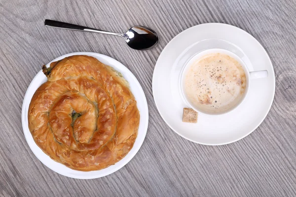 Café y bollo con queso — Foto de Stock