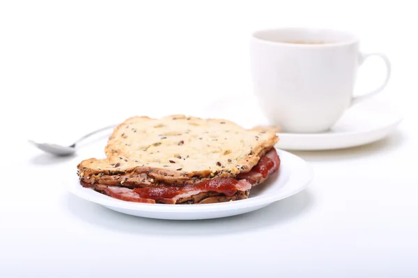 Çay fincanı ve sıcak sandviç — Stok fotoğraf