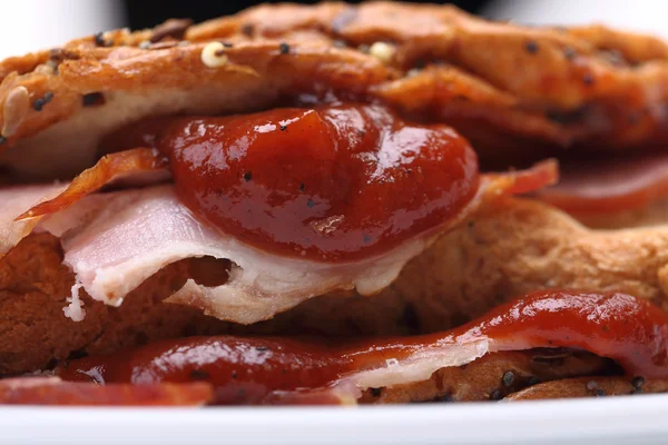 Varm sandwich med ketchup – stockfoto