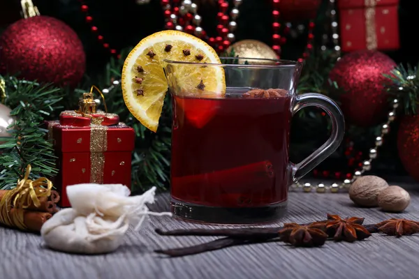 Mulled wine with spice and christmas tree — Stock Photo, Image