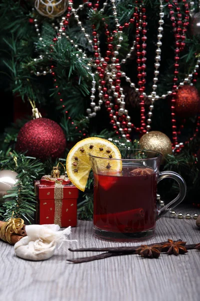 Mulled wine with spice and christmas tree — Stock Photo, Image