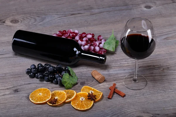 Rött vin och druva — Stockfoto