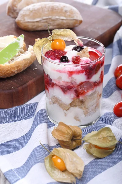 Ontbijt met yoghurt — Stockfoto