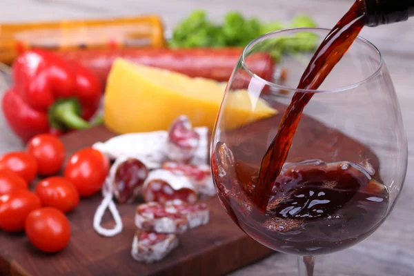 Wein in Glas gießen und Essen Hintergrund — Stockfoto