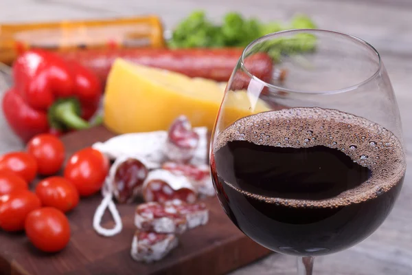 红酒中的玻璃和食物的背景 — 图库照片
