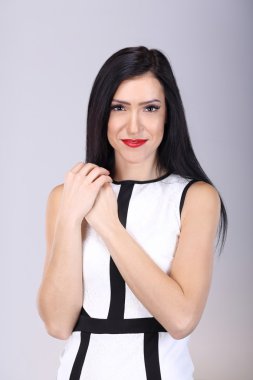 Genç kadın poz veriyor.