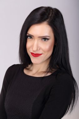 Genç kadın poz veriyor.