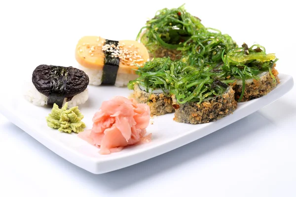 Conjunto medio de rollos y sushi — Foto de Stock