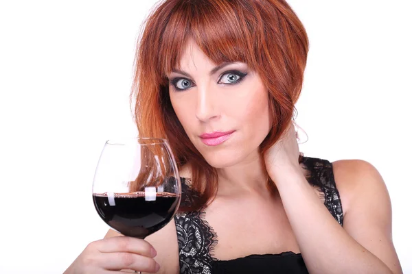 ワインのグラスを持つ若い女性は — ストック写真